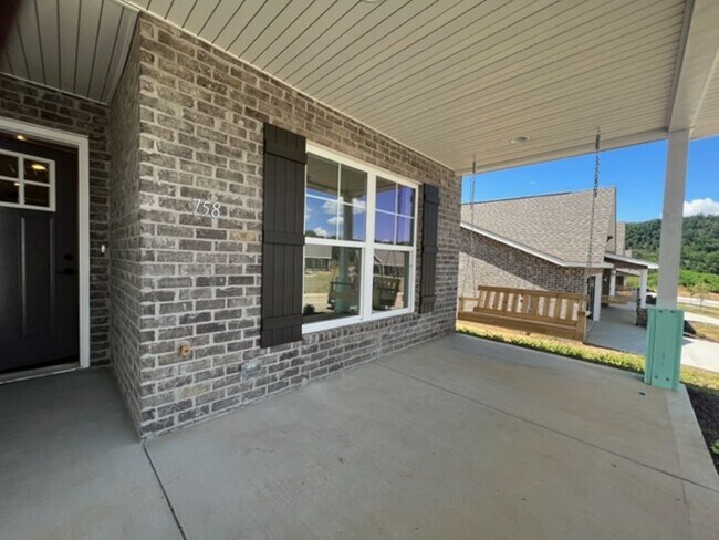 Building Photo - MOVE IN READY