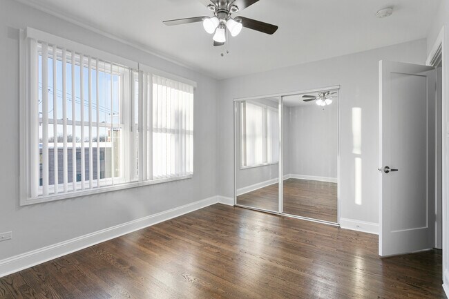 Building Photo - 7634 N Eastlake Terrace