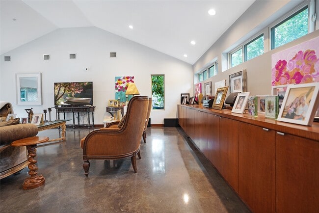 Building Photo - 5643 Terwilliger Way