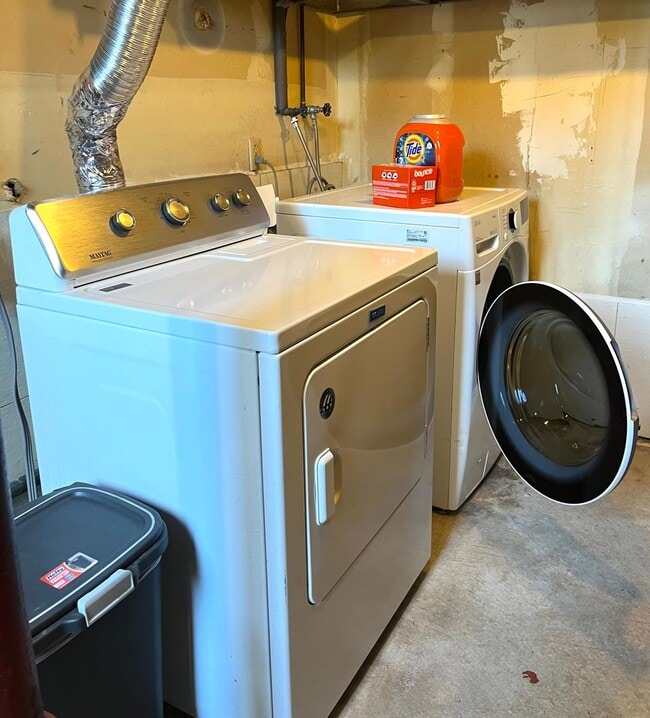 Building Photo - Rosemont Updated 2 Bedroom Unit