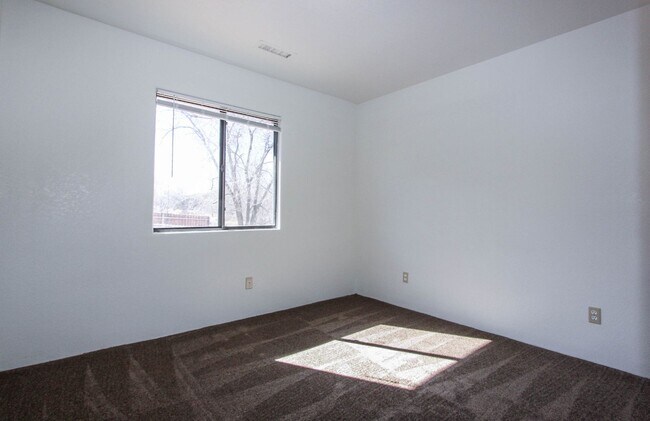 Building Photo - 8448 E Lakeshore Dr