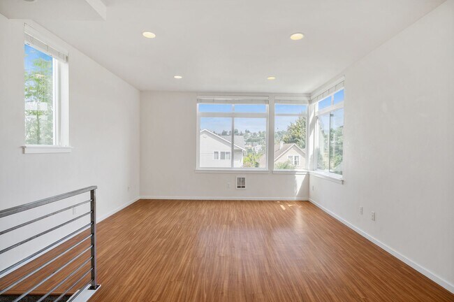 Building Photo - 3027 21st Ave W