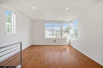 Building Photo - 3027 21st Ave W