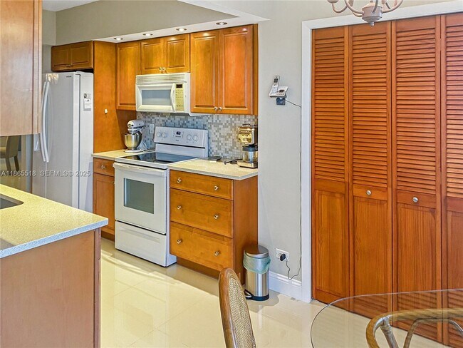 Building Photo - 7300 Radice Ct