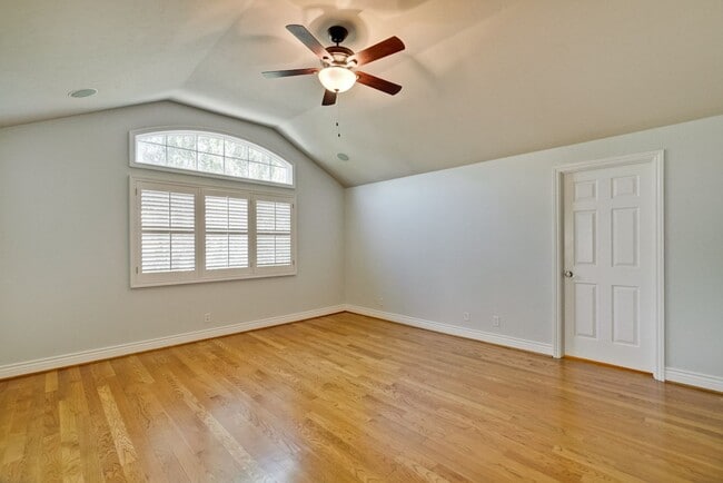 Building Photo - Stunning two-story spacious home on tranquil tree-lined street.