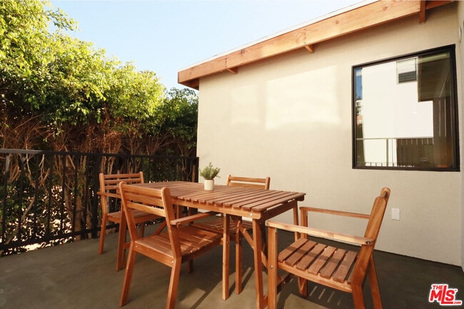 Building Photo - 918 N San Vicente Blvd