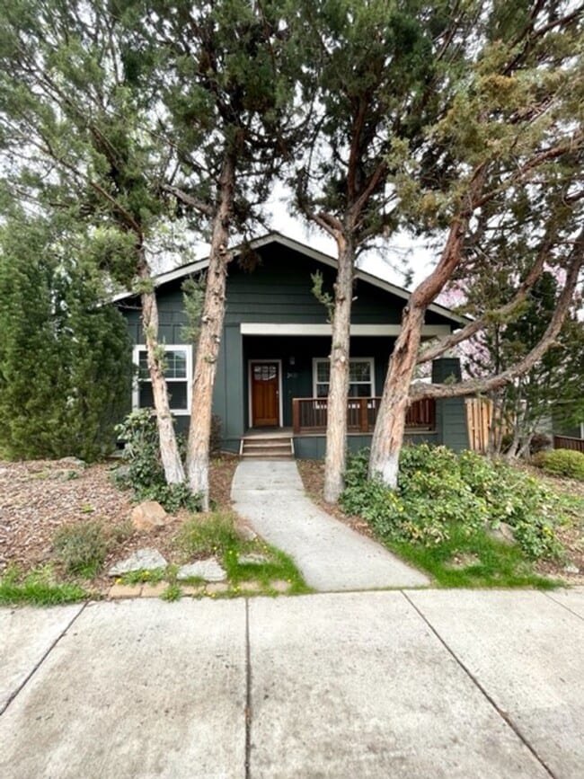 Building Photo - Near Downtown Bend and the Deschutes River...