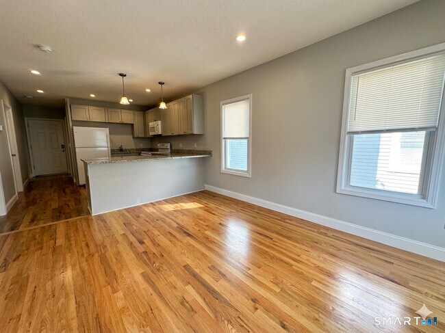 Building Photo - 105 Churchill St