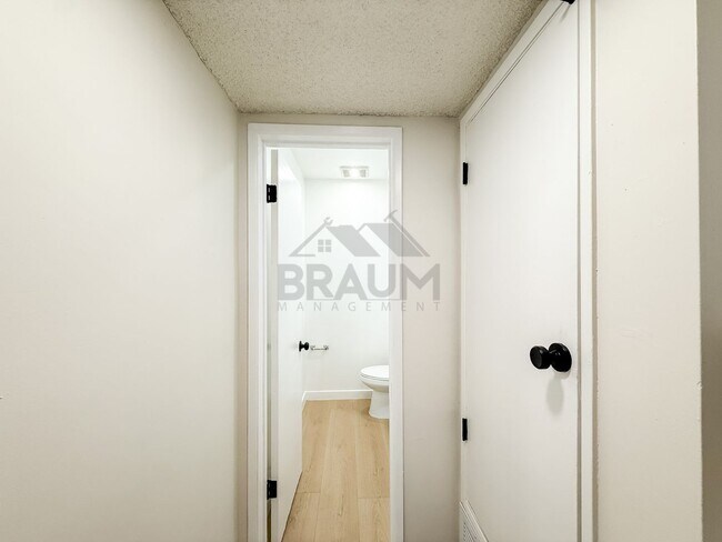 Building Photo - 6039 Whitsett Ave
