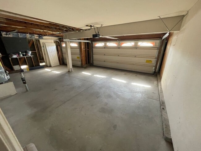 Building Photo - Highly Desirable 4b/3b Orangecrest Home