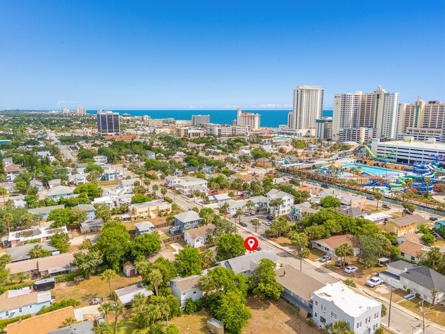 Building Photo - Charming 2 Bed, 2 Bath Home Near the World...