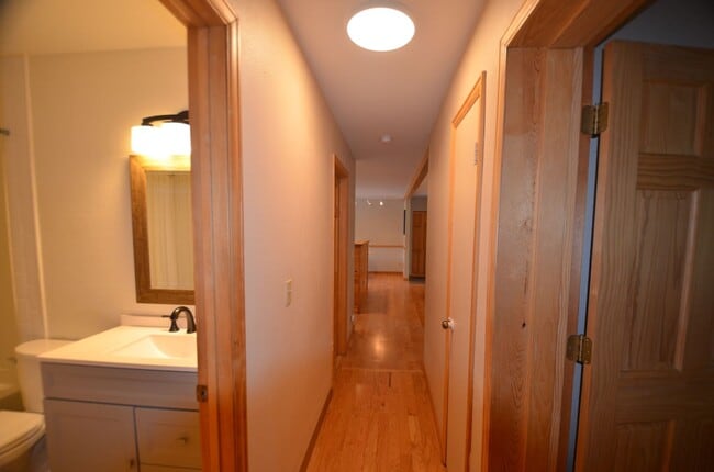 Building Photo - Extended Winter Rental!  Beautiful 3bed/2 ...