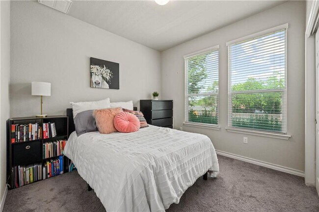 Building Photo - Newly Constructed, 4 BR / 3 BA Home - 2 Car Garage - Pool - Close to Mueller