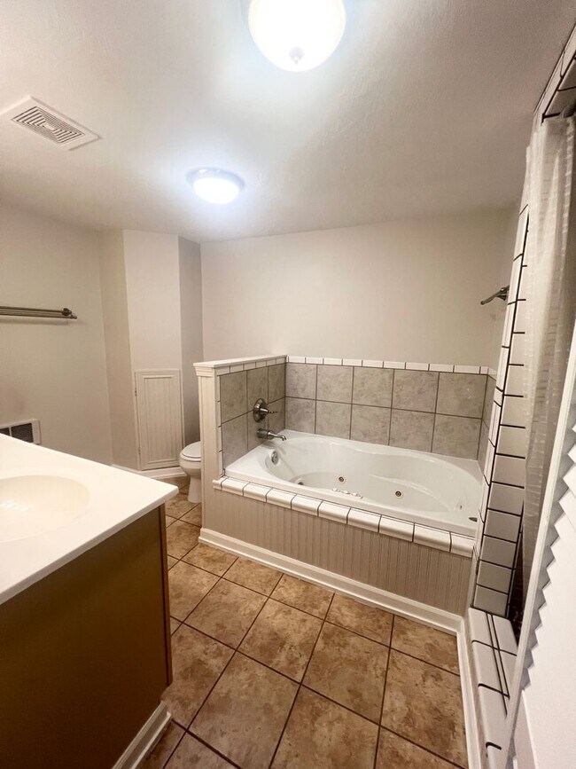 Building Photo - Suncrest Rental – Stunning 4-Bedroom Home Near Long Lake