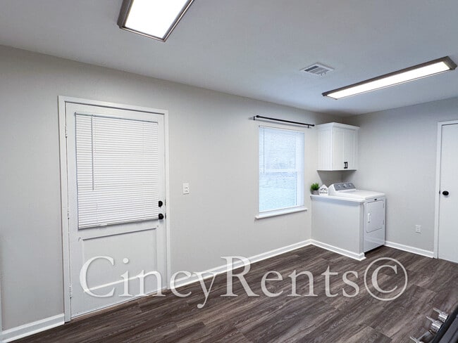 Building Photo - 988 Stratford Pl