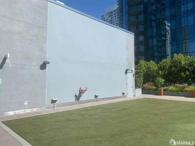 Building Photo - 318 Main St