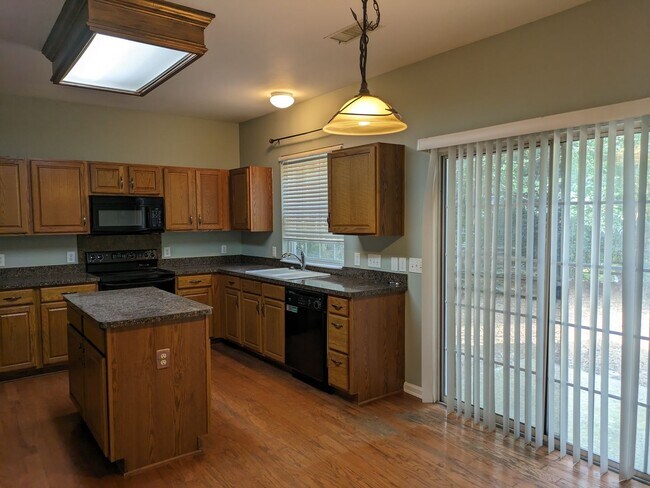 Building Photo - 4 Bedroom Home in Winslow Bay!