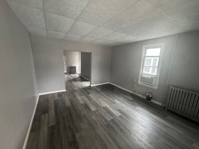Building Photo - 3 bedroom 2 bathroom