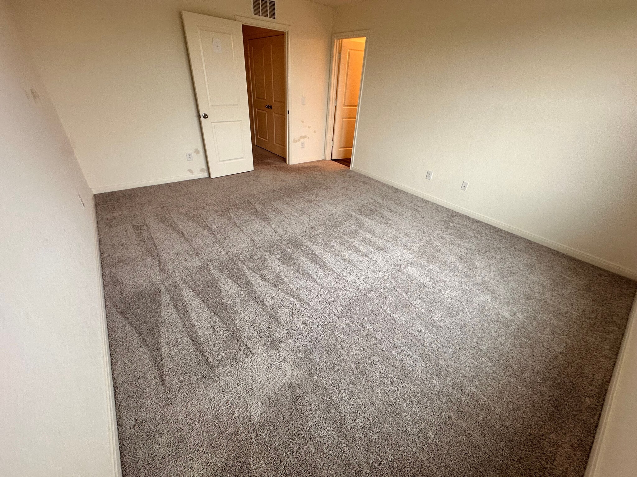 Building Photo - Room in House on Maple Ter