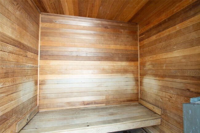 Building Photo - 5900 Collins Ave