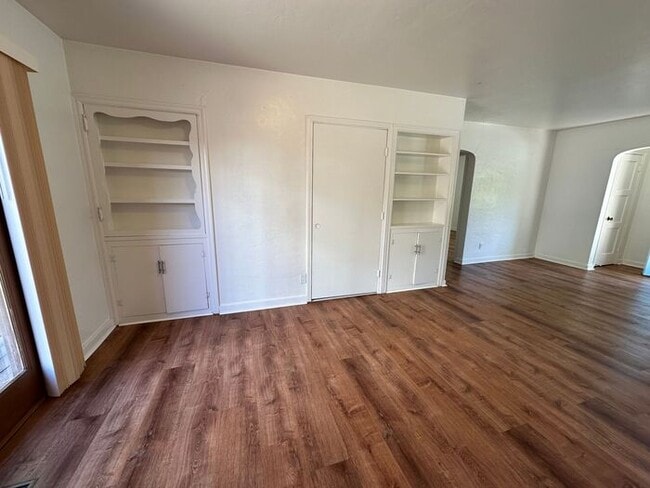 Building Photo - 1540 Hillside Dr