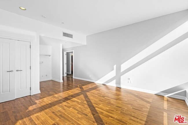 Building Photo - 900 W Olympic Blvd