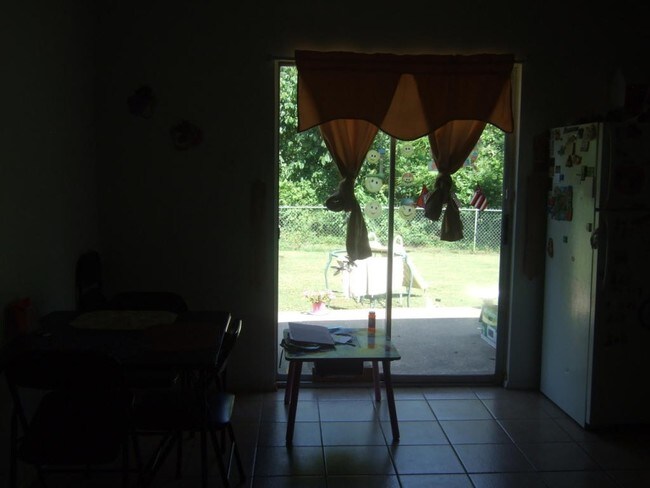 Building Photo - 164 Fields St