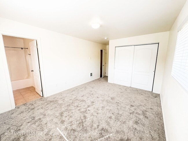 Building Photo - Beautiful 4 bedroom 3 bath townhouse w/att...
