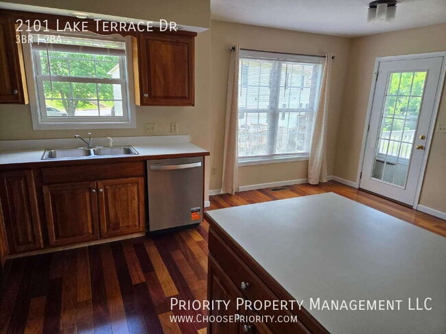 Building Photo - 2101 Lake Terrace Dr