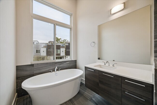 Building Photo - 2715 St Emanuel St