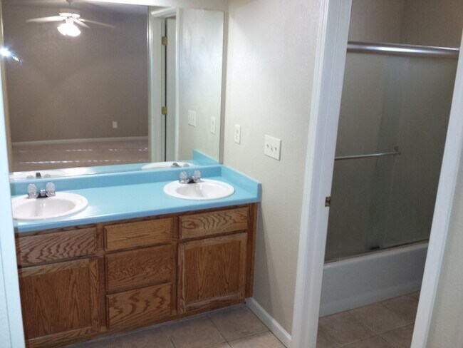 Building Photo - 3 Bedroom Home for Rent in Anderson CA | Large Family Room, 2 Car Garage, Pet Friendly