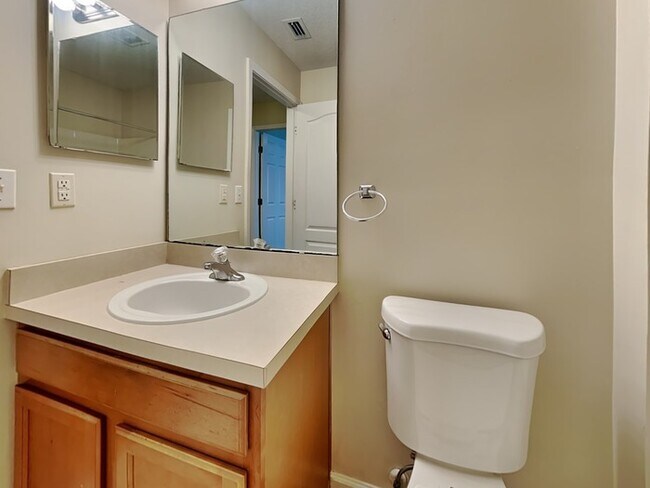 Building Photo - Spacious 4/2 with Fenced Yard