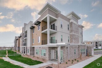 Building Photo - Spacious 3-Bed Dupont Model in Vista View:...
