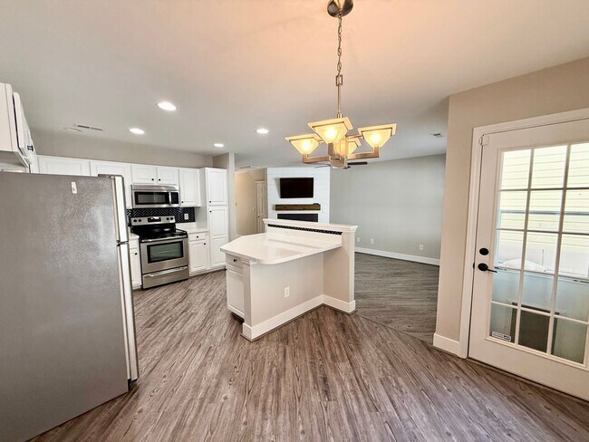 Building Photo - Beautiful 2 Bedroom, 2.5 Bath Townhome in St. Andrews at Stoney Creek – Golf Course Community, Wh...