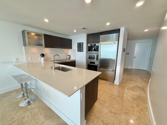 Building Photo - 17001 Collins Ave