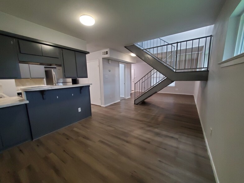 Building Photo - 6333 -6339 Granbury Rd,