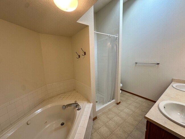 Building Photo - Stylish 3rd Level, Private 2 bedroom Apartment With LVP Flooring, Decks, Gas Fireplace & In-Unit ...