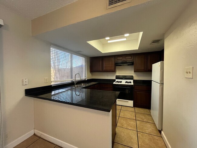 Building Photo - 2 Bedrooms in Great Dove Springs Location