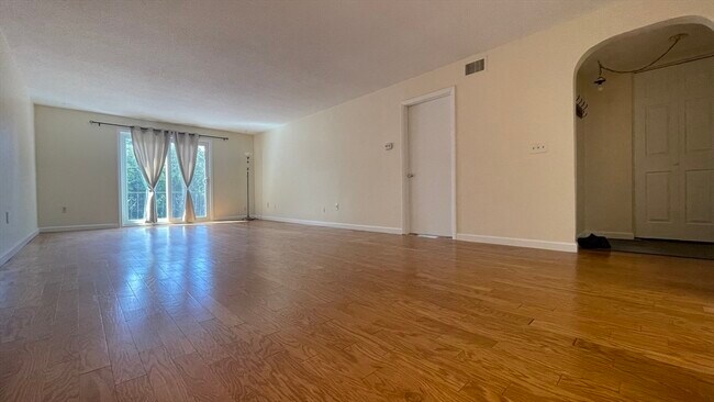 Building Photo - 3 Shadowbrook Ln