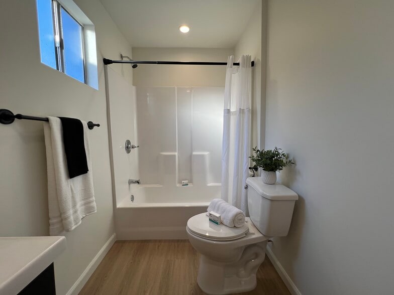 In Suite Bathroom - 8932 Krueger St