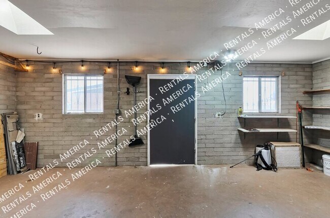Building Photo - 944 N Catalina Ave