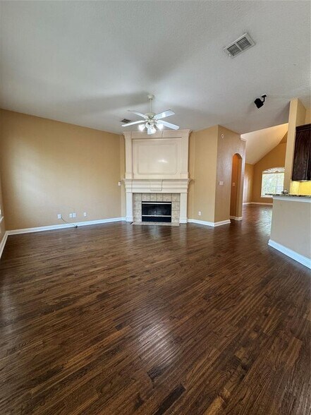 Building Photo - 9101 Forest Hills Dr