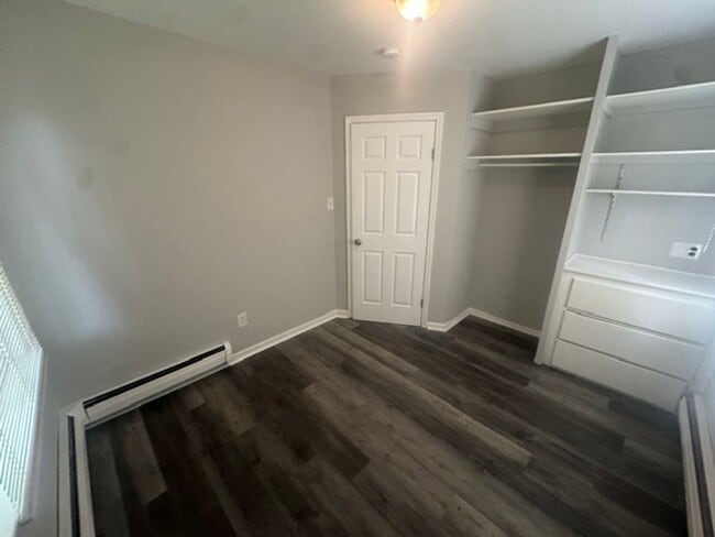 Building Photo - Quaint 3 bedroom ranch