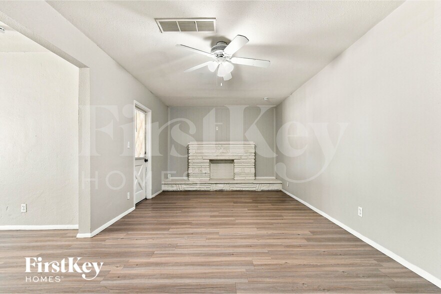 Building Photo - 1439 W 7th St
