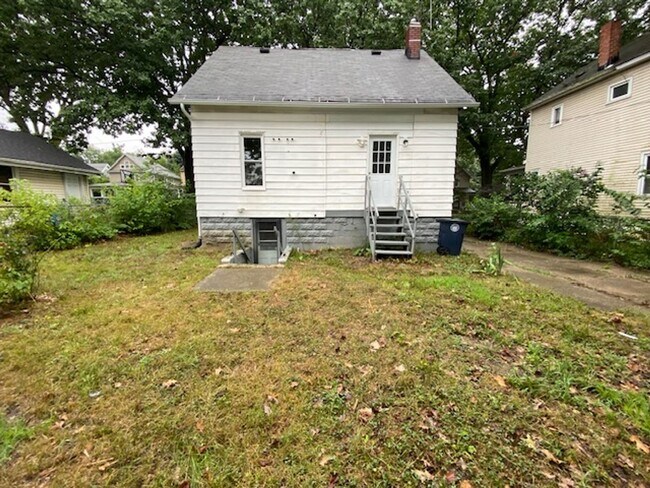 Building Photo - Cozy 2-Bed Single-Family in East Akron — Pet-Friendly, Garage + Covered Patio