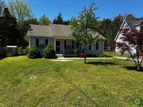 Building Photo - Nice ranch style three bedroom two bath in...