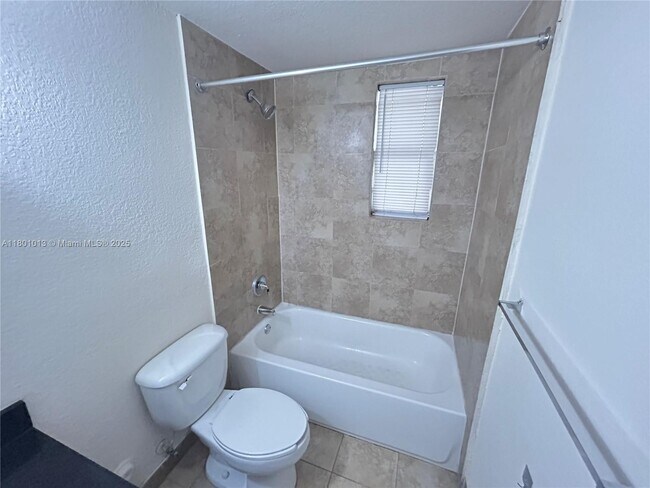 Building Photo - 2880 Pine Tree Dr