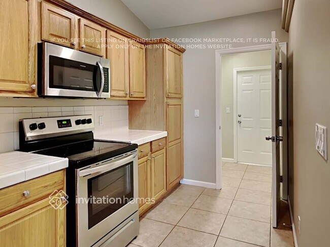 Building Photo - 2566 SW Hinchman St