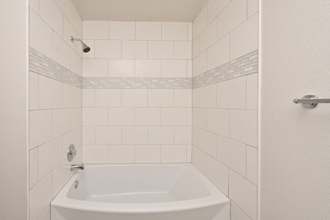 Building Photo - Large 2 Bedroom Condo in Bellevue - Near M...