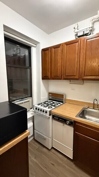 Building Photo - 221 E 76th St